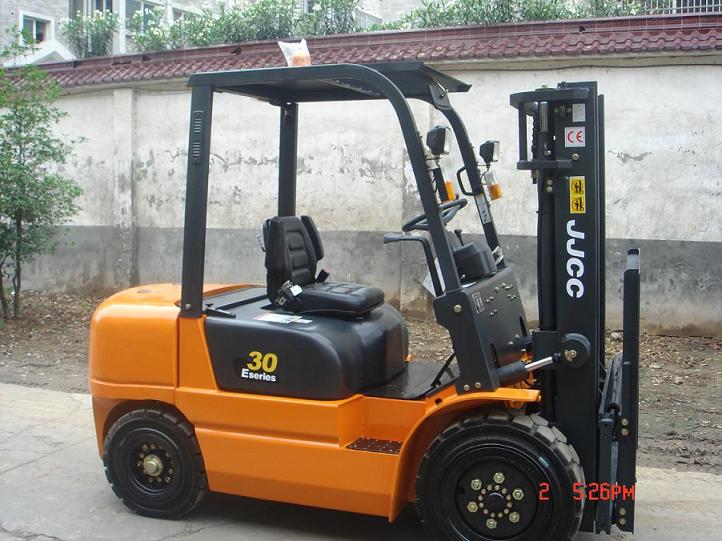 engine-powered forklift trucks