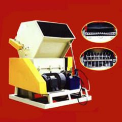 Plastic crushing machine