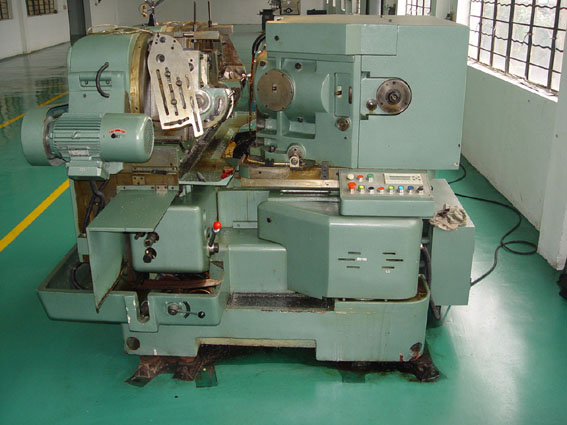 Milling machine for bevel gear