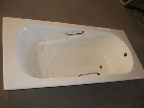 Enamel cast iron bathtub