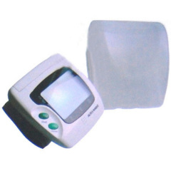 Wriat-type fully automatic electronic blood pressure monitor