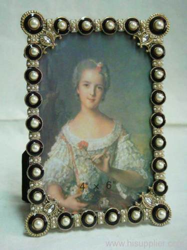 pearl studded photo frame