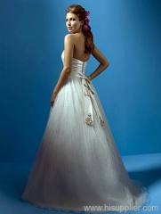 Elegant sleeveless Sweetheart neckline Floor-length tulle wedding gown