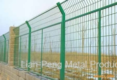 Wire mesh fence