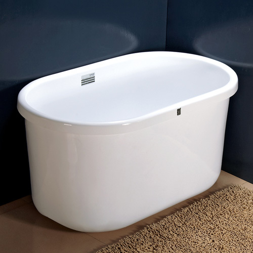 Freestanding indoor bathtub