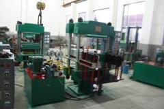 Rubber vulcanizing press