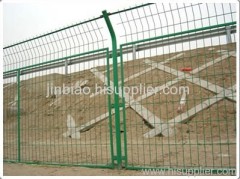 wire mesh fence