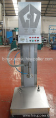 Beer keg filling machine with single head