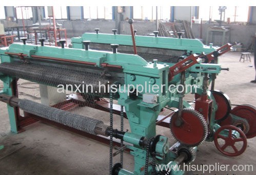 Hexagonal mesh weaving machine