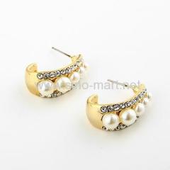 Pearl stud earings