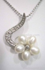 beautiful pearl pendant