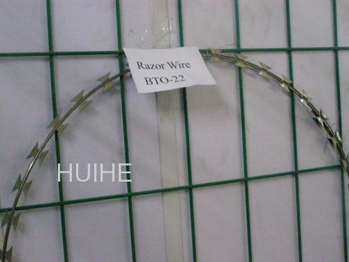 Flat wrapped razor barbed wire