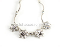 Alloy flower pendant necklace