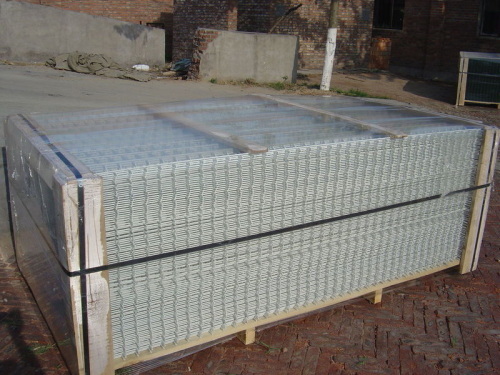 Welded wire mesh panel