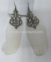 Fashion feather earring