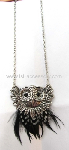 2011 Trends Feather Necklace