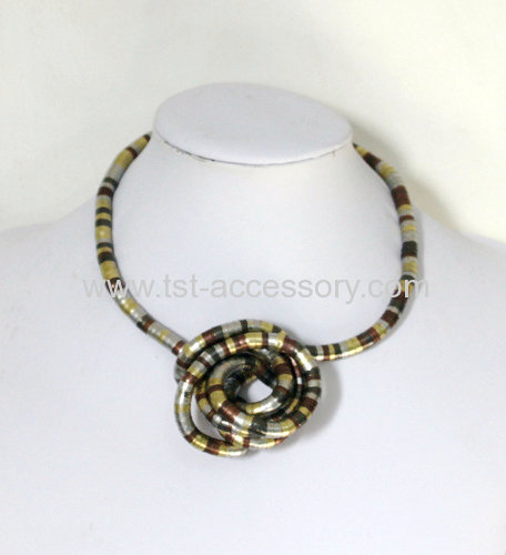 twist me necklace