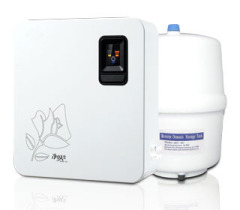 Countertop water purifier with LCD display