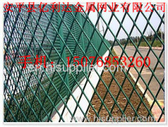 Expanded metal mesh fence