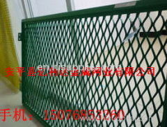 Expanded metal mesh fence