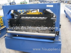 Joint-hidden wall panel rolling machine