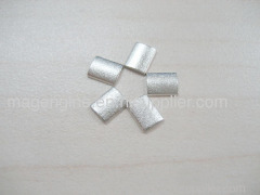 Miniature arc magnets with high property