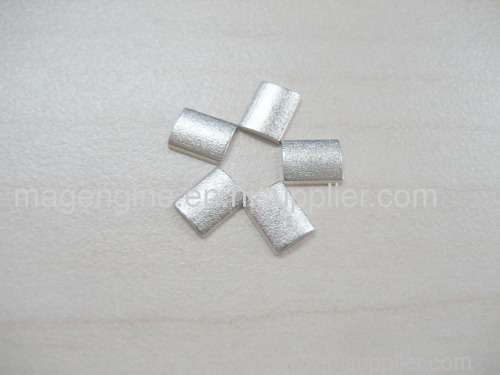 Miniature arc magnets with high property