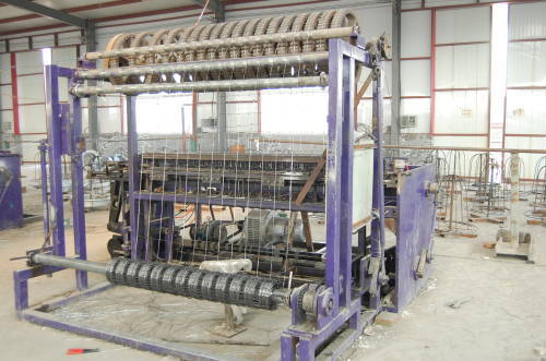Grassland fence automatic weaving machine