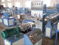 Plastic extruding machine