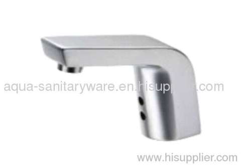 Integrated automatic sensor faucet