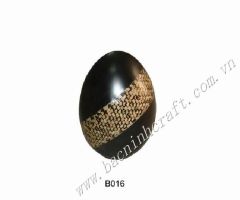 Lacquer wooden ball with inlaid bamboo
