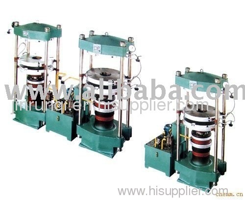 Hydraulic tyre vulcanizing press