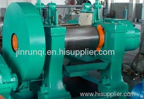 Rubber crushing mill