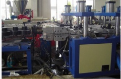 plastic sheet extruding in machine