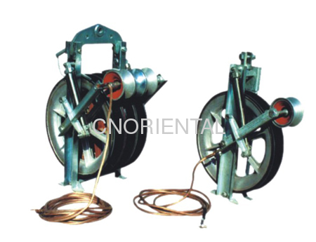 Stringing pulley block with earthing device -grounding roller