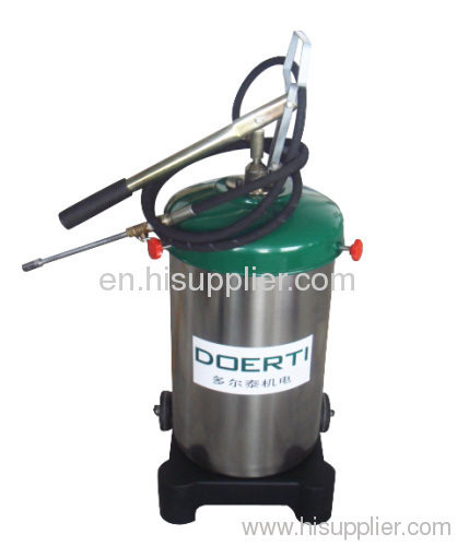 Manual grease pump