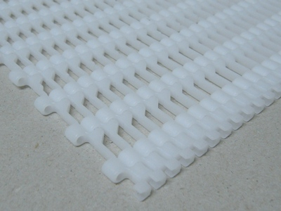 Plastic modular conveyor belt flush grid