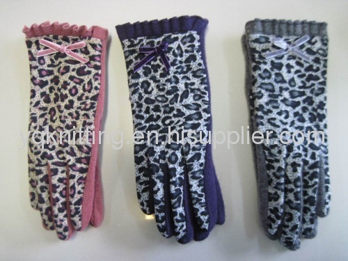 Fashion woven gloves