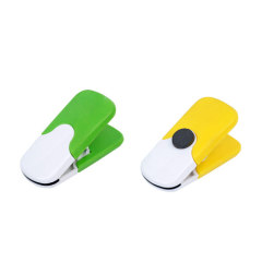 Plastic magnetic clip for memo holder