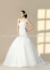 Modern and romantic wedding dress