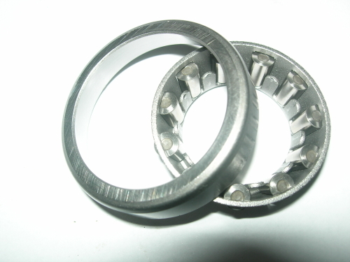 Steering head bearing