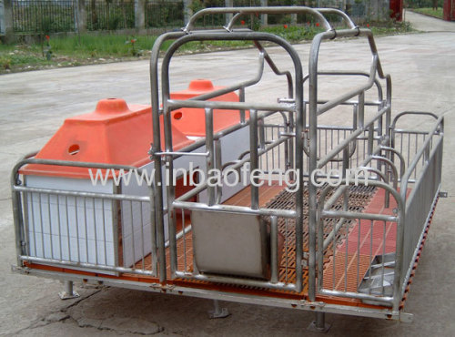 Adjustable farrowing crate for pig farm