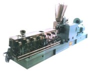 Twin screw extruder for plastic metarials