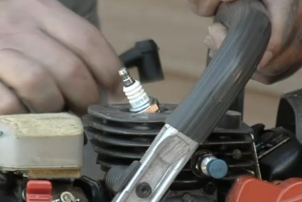 How to Change a Chainsaw Sparkplug
