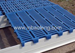 Recycled and durable modular plastic pig floor