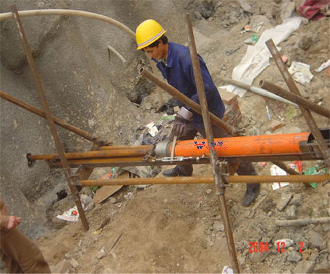 Pipe-rammer in construction
