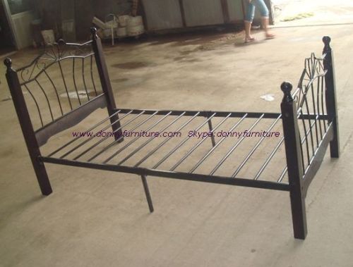 Single metal bed with wood legs