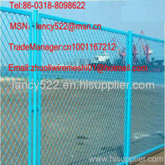 high quality pvc fence installation on the filed