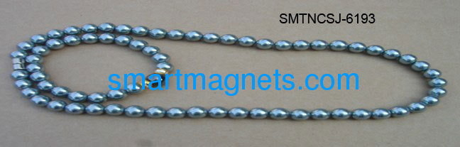 Imitates the pearl color the magnetic necklace