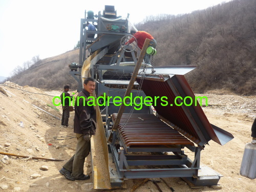 Gold pulsating sluice box